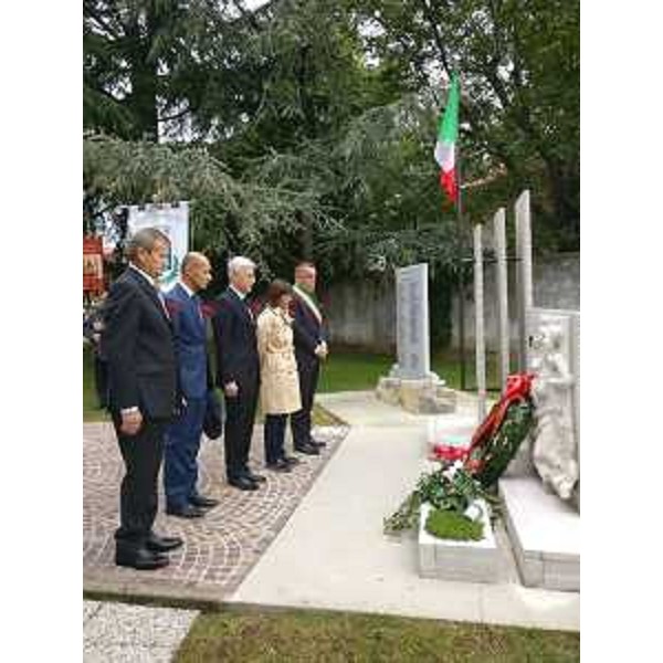 Debora Serracchiani (Presidente Regione Friuli Venezia Giulia) durante la deposizione di una corona al monumento ai caduti al Congresso provinciale dell'Associazione friulana donatori di sangue (Afds) - Premariacco 24/09/2017