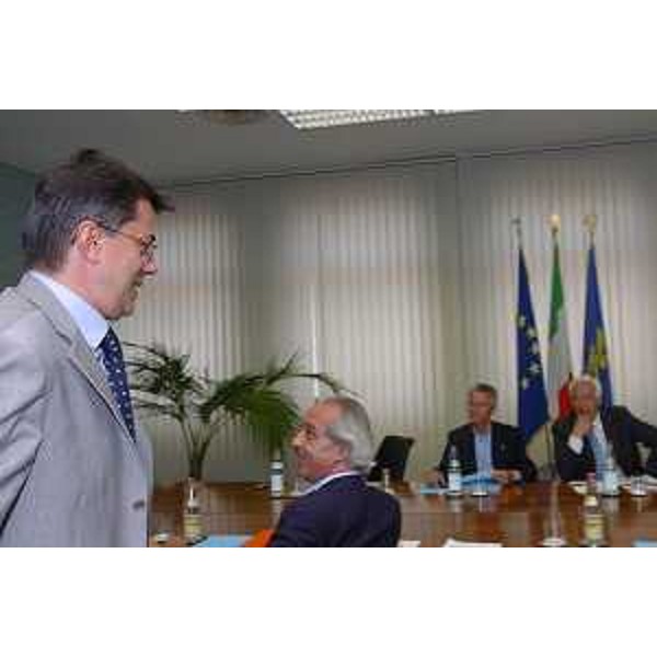 Riccardo Illy (Presidente Regione Friuli Venezia Giulia), Ezio Beltrame (Assessore Regionale alla salute e protezione sociale) e la giunta ad Udine (Udine, 18/07/05)