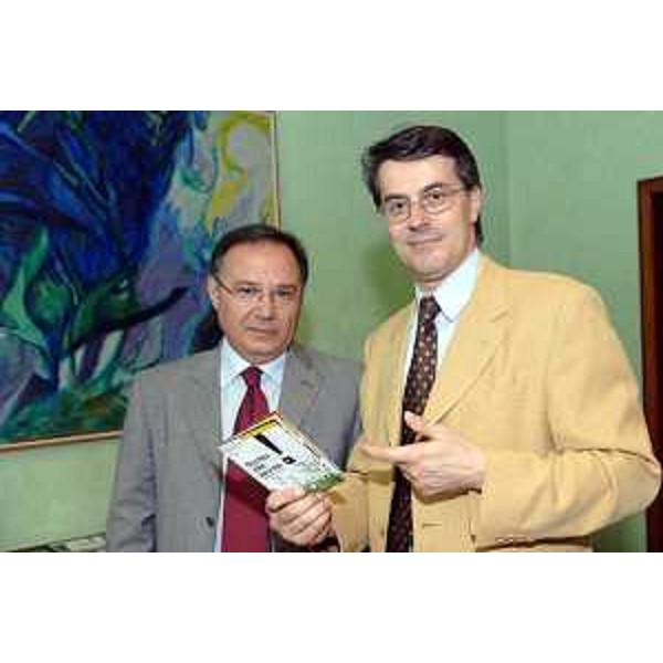 Ezio Beltrame (Assessore regionale alla salute e protezione sociale) con Maurizio Ruscio (Direttore del Laboratorio Analisi Cliniche e Microbiologia dell'Ospedale di San Daniele) presentano il manuale sulle zecche (Trieste, 20/06/06)