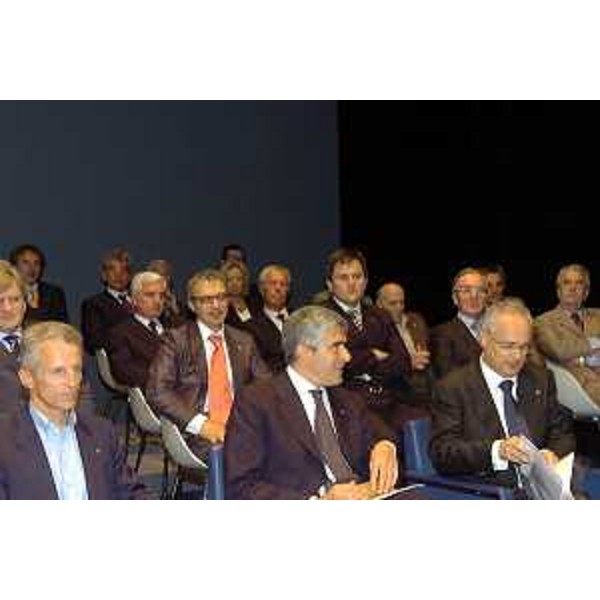 Riccardo Illy (Presidente Regione Friuli Venezia Giulia), Pier Ferdinando Casini (Presidente della Camera) e Giovanni Fantoni (Presidente dell'Assindustria di Udine) all'assemblea degli industriali (Udine, 18/07/05)