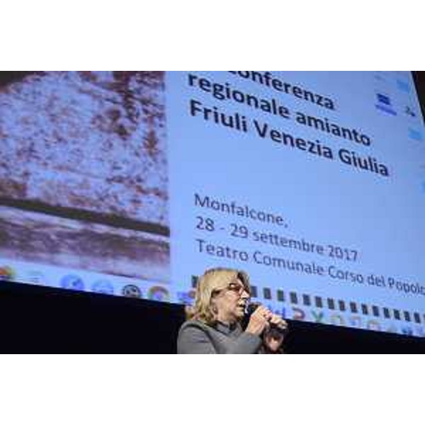 Maria Sandra Telesca (Assessore regionale Salute, Integrazione socio-sanitaria, Politiche sociali e Famiglia) interviene durante la VII Conferenza regionale amianto FVG - Monfalcone 28/09/2017