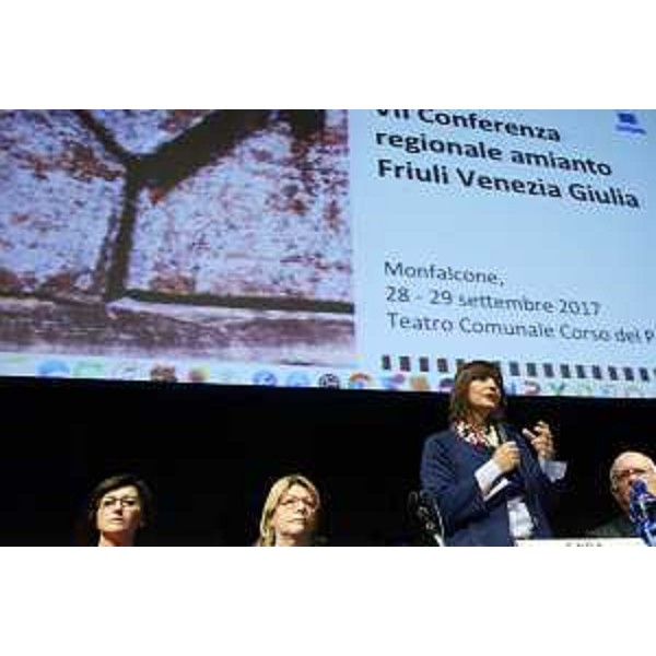 Sara Vito (Assessore regionale Ambiente ed Energia), Maria Sandra Telesca (Assessore regionale Salute, Integrazione socio-sanitaria, Politiche sociali e Famiglia), Debora Serracchiani (Presidente Regione Friuli Venezia Giulia) e Fernando Della Ricca (Presidente Commissione regionale amianto) alla VII Conferenza regionale amianto FVG - Monfalcone 28/09/2017