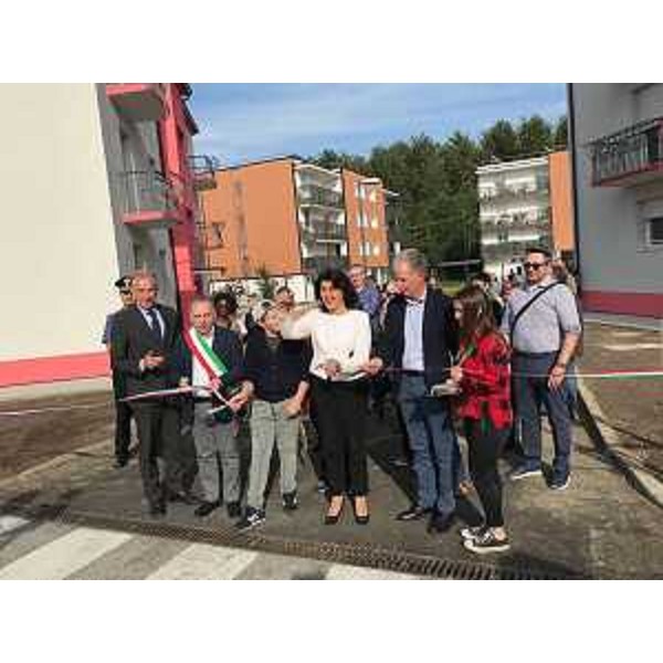 Mariagrazia Santoro (Assessore regionale Infrastrutture e Territorio) al taglio del nastro e consegna delle chiavi agli assegnatari di 11 alloggi Ater - Palazzolo dello Stella 28/09/2017