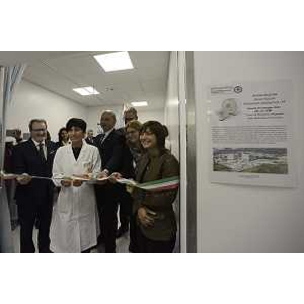 Nicola Delli Quadri (Direttore generale Asuits), Maria Assunta Cova (Direttore Diagnostica per Immagini Asuits), Roberto Dipiazza (Sindaco Trieste), Maria Sandra Telesca (Assessore regionale Salute, Integrazione socio-sanitaria, Politiche sociali e Famiglia) e Debora Serracchiani (Presidente Regione Friuli Venezia Giulia) al taglio del nastro durante l'inaugurazione della nuova risonanza magnetica dell'ospedale di Cattinara - Trieste 29/09/2017