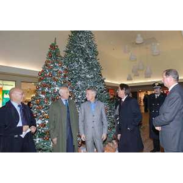 Riccardo Illy (Presidente Regione Friuli Venezia Giulia) inaugura il Centro Commerciale "Le Manifatture" di Gemona del Friuli. (Gemona del Friuli 14/11/07)