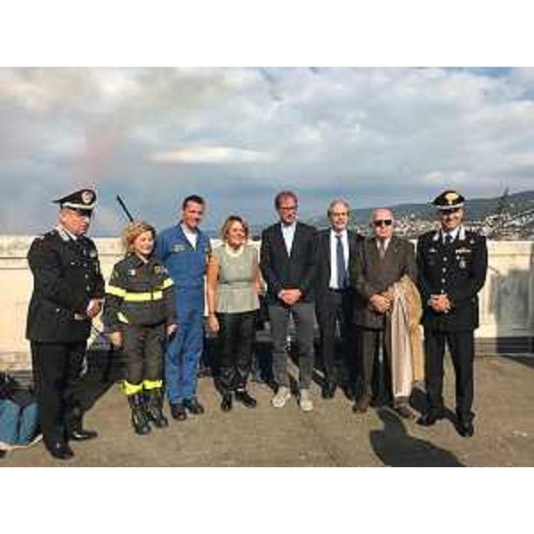 Gianni Torrenti (Assessore regionale Cultura, Sport e Solidarietà) con Mitja Gialuz (Presidente Società velica Barcola-Grignano), Anna Paola Porzio (Commissario Governo Trieste), Leonardo La Vigna (Questore Trieste), Mirco Caffelli (Frecce Tricolori), Natalia Restuccia (Comandante Vigili del Fuoco Trieste), Vincenzo Procacci e Daniel Melis (Arma Carabinieri) all'apertura della regata velica Barcolana - Trieste 04/10/2017