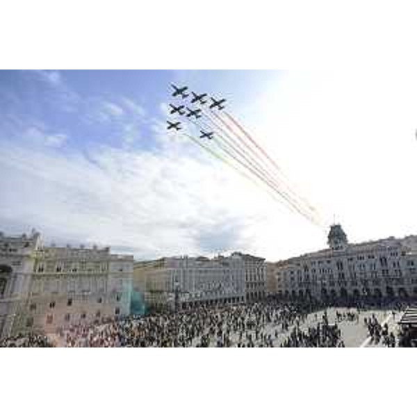 Le Frecce Tricolori sorvolano piazza Unità d'Italia all'apertura della regata velica Barcolana - Trieste 04/10/2017
