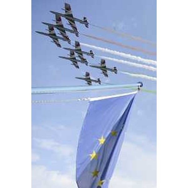 Le Frecce Tricolori sorvolano piazza Unità d'Italia all'apertura della regata velica Barcolana - Trieste 04/10/2017