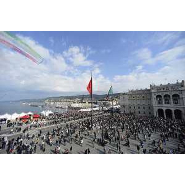 Le Frecce Tricolori sorvolano piazza Unità d'Italia all'apertura della regata velica Barcolana - Trieste 04/10/2017