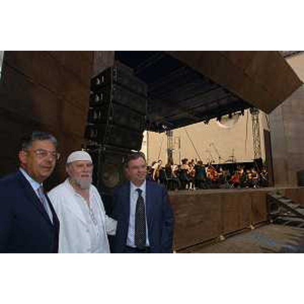 Roberto Antonaz (Assessore Regionale all'istruzione, cultura, sport e pace), Moni Ovadia ed Alessandro Tesini (Presidente del consiglio Regionale) al Mittelfest 2005 (Cividale del Friuli, 16/07/05)