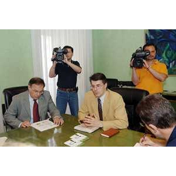 Ezio Beltrame (Assessore regionale alla salute e protezione sociale) presenta il manuale sulle zecche (Trieste, 20/06/06)