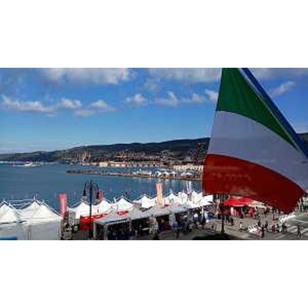 Le bandiere sul lato mare del palazzo sede della Presidenza del FVG esposte in occasione della Barcolana - Trieste 08/10/2017
