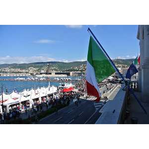 Le bandiere sul lato mare del palazzo sede della Presidenza del FVG esposte in occasione della Barcolana - Trieste 08/10/2017