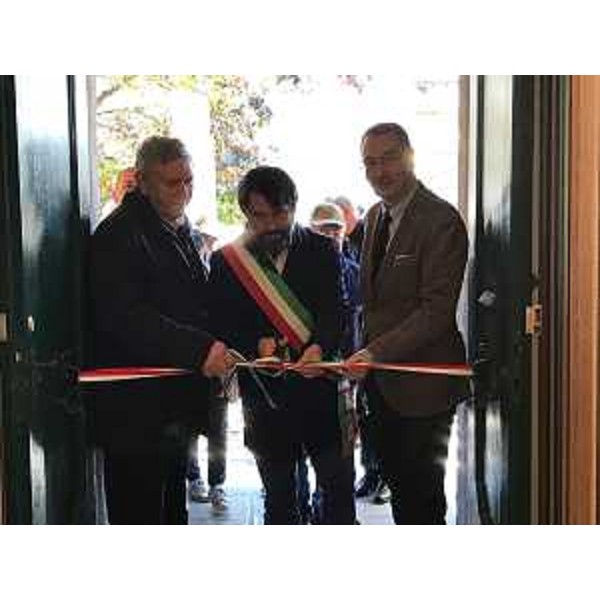 Claudio Peresson (Presidente caseificio Alto But), Francesco Brollo (Sindaco Tolmezzo) e Sergio Bolzonello (Vicepresidente Regione FVG e assessore Attività produttive, Turismo e Cooperazione) al taglio del nastro durante l'inaugurazione del nuovo punto vendita del caseificio Alto But - Tolmezzo 09/10/2017