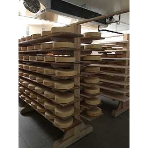 I locali di conservazione dei formaggi del nuovo punto vendita del caseificio Alto But - Tolmezzo 09/10/2017