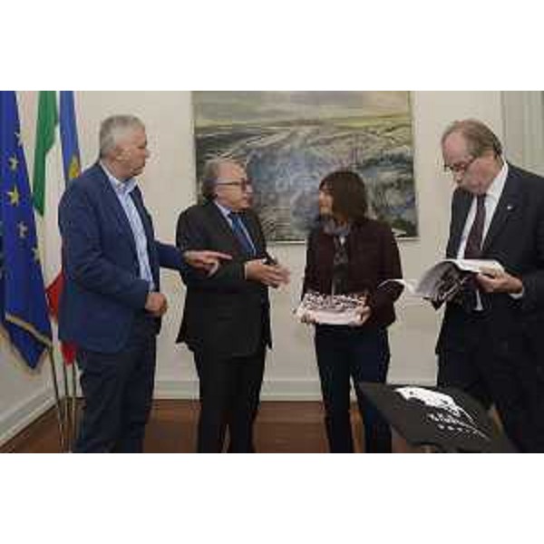 Debora Serracchiani (Presidente Regione Friuli Venezia Giulia), Gianni Torrenti (Assessore regionale Cultura, Sport e Solidarietà) e Pietro Paviotti (Consigliere regionale) incontrano Raffaele Caltabiano (Presidente associazione Amideria Chiozza) - Trieste 09/10/2017