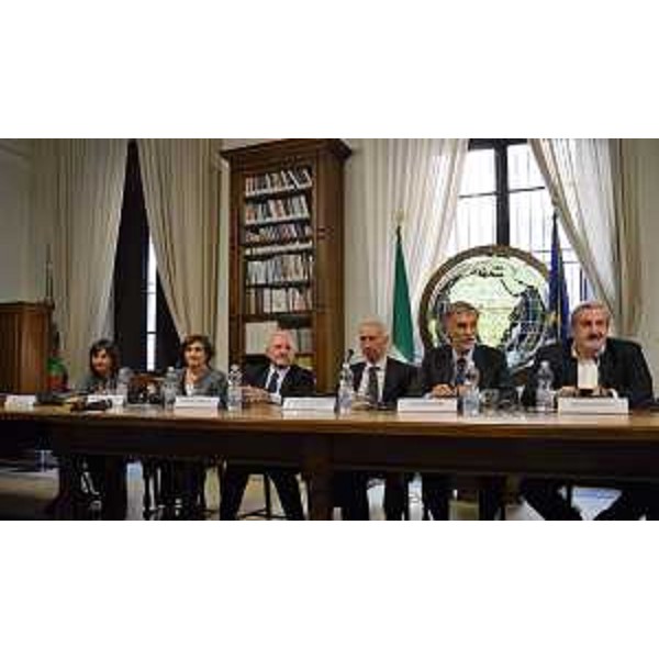 Debora Serracchiani (Presidente Regione Friuli Venezia Giulia) durante la stipula delle convenzioni per la realizzazione del Piano nazionale per la sicurezza ferroviaria alla presenza di Graziano Delrio (Ministro Trasporti) e dei presidenti delle Regioni interessate - Roma 10/10/2017