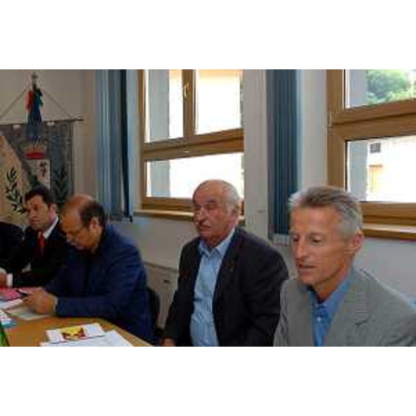 Riccardo Illy (Presidente Regione Friuli Venezia Giulia) e la giunta regionale con Lucio Paolo Canalaz (Sindaco di Grimacco) (Grimacco, 15/07/05)