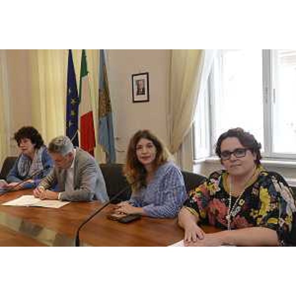 Loredana Panariti (Assessore regionale Lavoro, Formazione, Istruzione, Pari Opportunità, Politiche giovanili, Ricerca e Università), Walter Citti (Garante persone a rischio discriminazione), Federica Lauto (Assessore Risorse umane, Pari opportunità e Famiglia Comune Grado) e Cinzia Del Torre (Assessore Bilancio e Efficacia organizzativa Comune Udine) alla presentazione della Rete Nazionale delle Pubbliche Amministrazioni Anti Discriminazioni per orientamento sessuale e identità di genere (RE.A.DY) - Trieste 12/10/2017