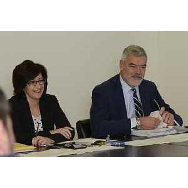 Sara Vito (Assessore regionale Ambiente ed Energia) e Paolo Panontin (Assessore regionale Autonomie locali e Coordinamento Riforme, Comparto unico, Sistemi informativi, Caccia e Risorse ittiche, delegato Protezione civile) durante la riunione della Giunta regionale - Trieste 13/10/2017