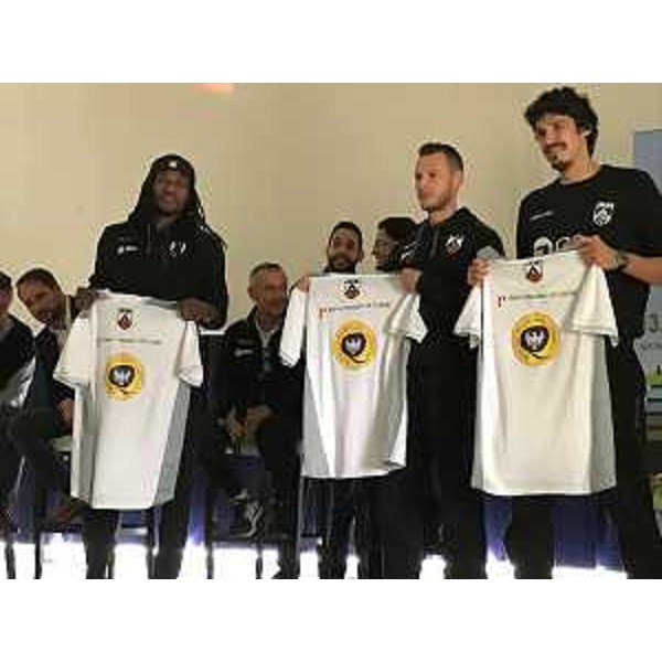 Giocatori della squadra di pallacanestro APU GSA con le magliette con il logo "Aqua" all'incontro "Alimentazione, attività fisica e mangiar bene, sano ed a km 0" - San Pietro al Natisone 13/10/2017