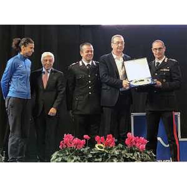 Sergio Bolzonello (Vicepresidente Regione FVG e assessore Attività produttive, Turismo e Cooperazione) premia Giorgio Di Centa (Responsabile nazionale materiali tecnici) alla festa regionale dello sci - Pordenone 15/10/2017
