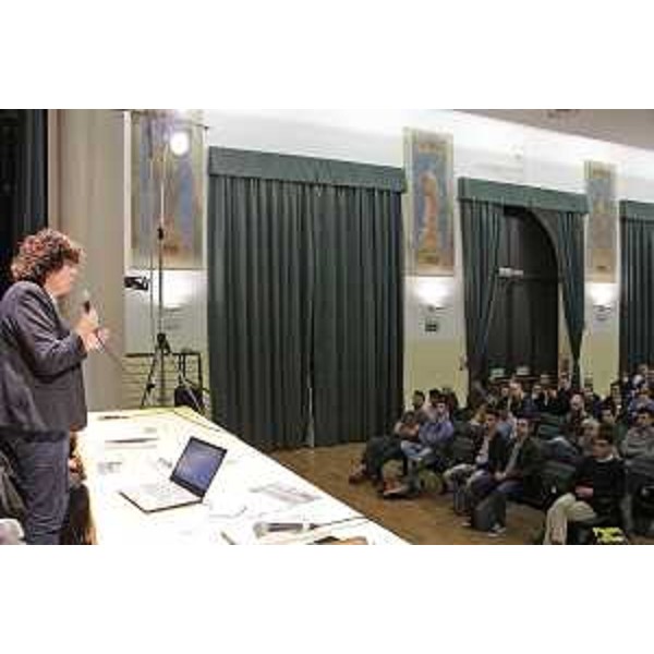 Loredana Panariti (Assessore regionale Lavoro, Formazione, Istruzione, Pari Opportunità, Politiche giovanili, Ricerca e Università) interviene al seminario di presentazione di un corso finalizzato all'assunzione di 20 macchinisti - Trieste 17/10/2017