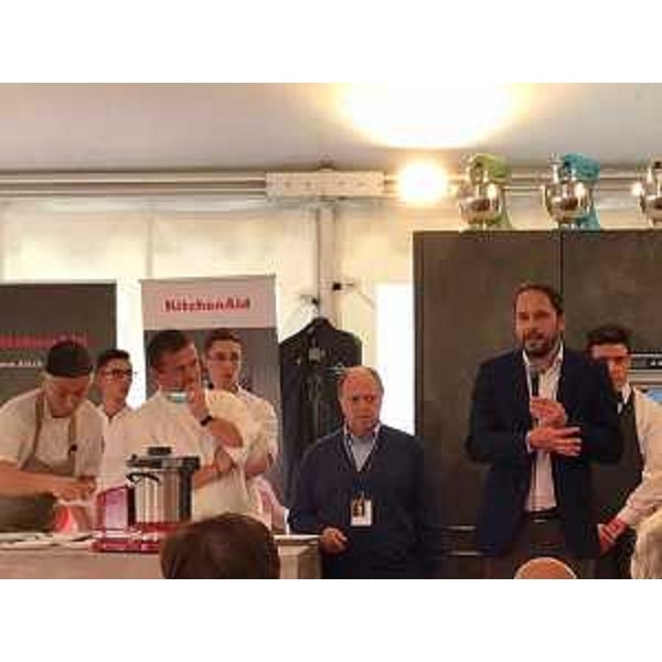 Cristiano Shaurli (Assessore regionale Risorse agricole e forestali) interviene allo showcooking con lo chef stellato Emanuele Scarello a Ein Prosit - Malborghetto 22/10/2017