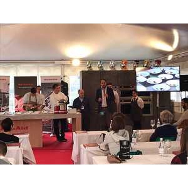 Cristiano Shaurli (Assessore regionale Risorse agricole e forestali) interviene allo showcooking con lo chef stellato Emanuele Scarello a Ein Prosit - Malborghetto 22/10/2017