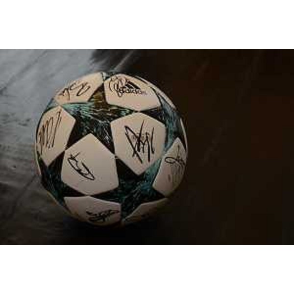 Pallone firmato dai calciatori della Juventus - Trieste 23/10/2017