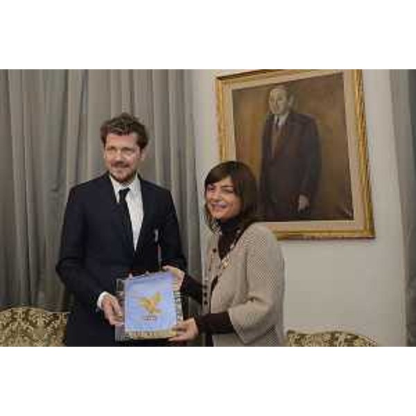 Debora Serracchiani (Presidente Regione Friuli Venezia Giulia) consegna a Maurizio Lombardo (Segretario Generale Juventus) il gagliardetto della Regione - Trieste 23/10/2017