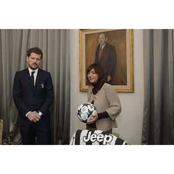 Debora Serracchiani (Presidente Regione Friuli Venezia Giulia) riceve da Maurizio Lombardo (Segretario Generale Juventus) un pallone firmato dai calciatori della Juventus - Trieste 23/10/2017