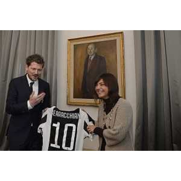 Debora Serracchiani (Presidente Regione Friuli Venezia Giulia) riceve da Maurizio Lombardo (Segretario Generale Juventus) la maglietta della Juventus - Trieste 23/10/2017 