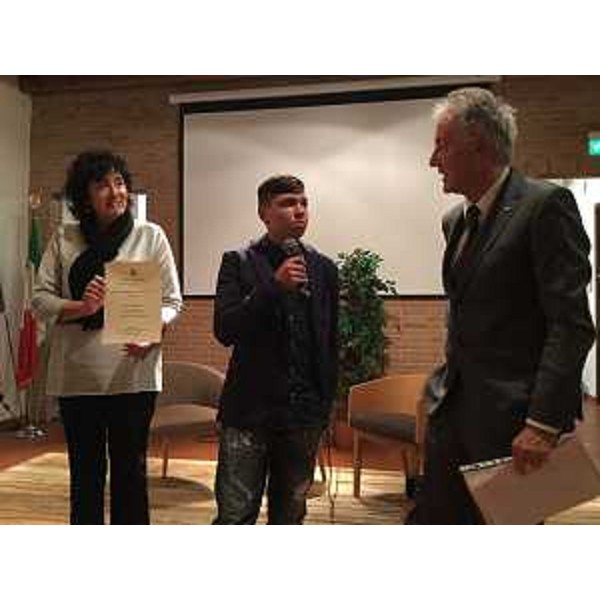 Loredana Panariti (Assessore regionale Lavoro, Formazione, Istruzione, Pari Opportunità, Politiche giovanili, Ricerca e Università) premia Francesco Trotta, uno tra i primi classificati della sezione ragazzi del Premio letterario "Caterina Percoto", intervistato da Paolo Medeossi (Giornalista e conduttore cerimonia di premiazione) - Manzano 21/10/2017