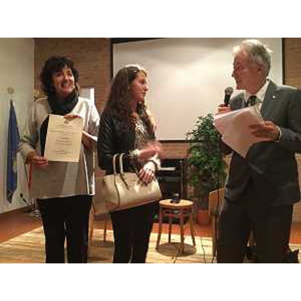 Loredana Panariti (Assessore regionale Lavoro, Formazione, Istruzione, Pari Opportunità, Politiche giovanili, Ricerca e Università) premia Letizia Righini, una tra i primi classificati della sezione ragazzi del Premio letterario "Caterina Percoto", intervistata da Paolo Medeossi (Giornalista e conduttore cerimonia di premiazione) - Manzano 21/10/2017