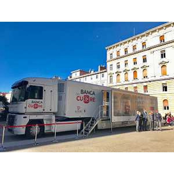 Maria Sandra Telesca (Assessore regionale Salute, Integrazione socio-sanitaria, Politiche sociali e Famiglia) alla presentazione del programma delle iniziative di Truck Tour Banca del Cuore - Trieste 24/10/2017