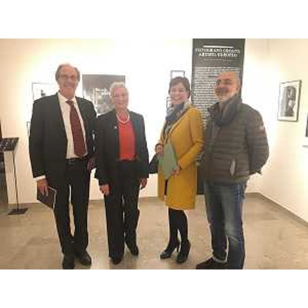 Gianni Torrenti (Assessore regionale Cultura, Sport e Solidarietà), Marjia Tonković (Docente Storia fotografia Università Zagabria), Gabriella Lugarà (Direttrice Erpac) e Antonio Giusa (Direttore servizio promozione, valorizzazione e sviluppo del territorio Erpac) all'inaugurazione della mostra "Đuro Janeković. Fotografo croato, artista europeo" - Gradisca d'Isonzo 28/10/2017