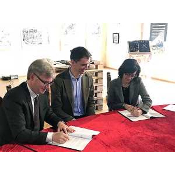 Gianpaolo Bottacin (Assessore regionale Ambiente e Protezione civile Veneto), Marcello Del Zotto (Presidente consulta d'Ambito territoriale interregionale - Catoi) e Sara Vito (Assessore regionale Ambiente ed Energia FVG) alla firma dell'intesa per la gestione interregionale del ciclo integrato dell'acqua - Sesto al Reghena 30/10/2017
