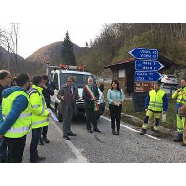 Giorgio Damiani (Amministratore unico FVG Strade), Sergio Chinese (Sindaco Resia) e Mariagrazia Santoro (Assessore regionale Infrastrutture e Territorio) alla riapertura della strada regionale 646 "di Uccea" - Resia 31/10/2017