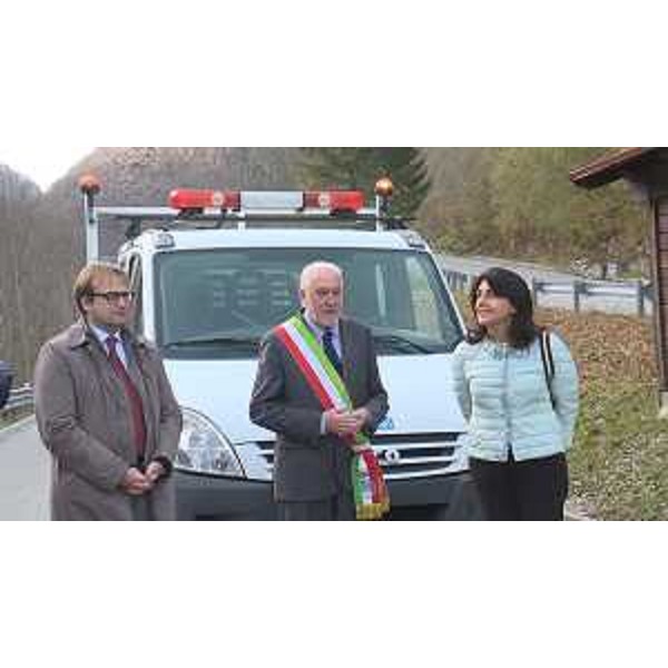 Giorgio Damiani (Amministratore unico FVG Strade), Sergio Chinese (Sindaco Resia) e Mariagrazia Santoro (Assessore regionale Infrastrutture e Territorio) alla riapertura della strada regionale 646 "di Uccea" - Resia 31/10/2017