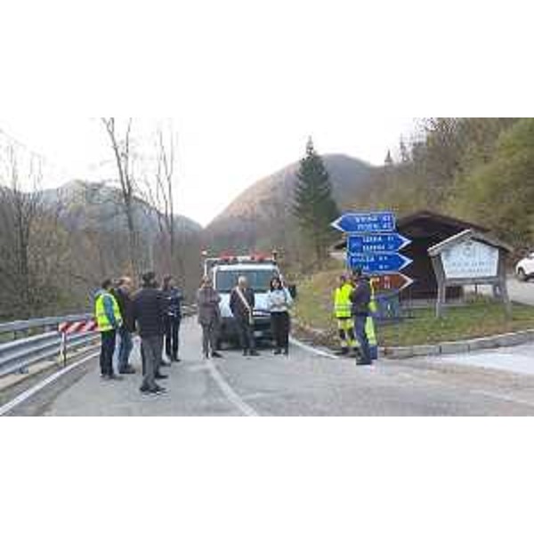 Giorgio Damiani (Amministratore unico FVG Strade), Sergio Chinese (Sindaco Resia) e Mariagrazia Santoro (Assessore regionale Infrastrutture e Territorio) alla riapertura della strada regionale 646 "di Uccea" - Resia 31/10/2017