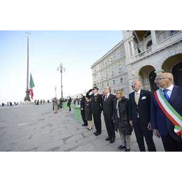 Gianni Torrenti (Assessore regionale Cultura, Sport e Solidarietà) alla cerimonia dell'alzabandiera solenne in piazza Unità d'Italia - Trieste 03/11/2017