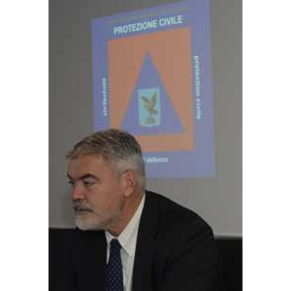 Paolo Panontin (Assessore regionale Autonomie locali e Coordinamento Riforme, Comparto unico, Sistemi informativi, Caccia e Risorse ittiche, delegato Protezione civile) durante il briefing presso la sede della Protezione civile in occasione della prima esercitazione a sorpresa - Palmanova 03/11/2017