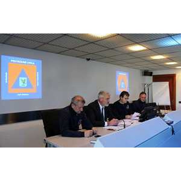 Paolo Panontin (Assessore regionale Autonomie locali e Coordinamento Riforme, Comparto unico, Sistemi informativi, Caccia e Risorse ittiche, delegato Protezione civile) interviene all'esercitazione della Protezione civile - Villa Santina 05/11/2017