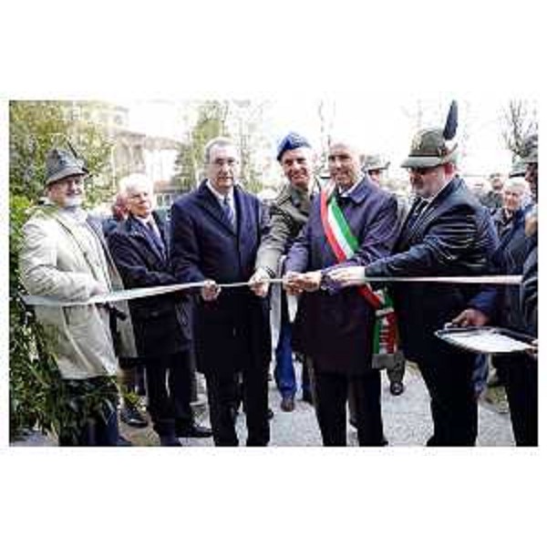 Sergio Bolzonello (Vicepresidente Regione FVG e assessore Attività produttive, Turismo e Cooperazione) e Nicola Turello (Sindaco Pozzuolo del Friuli) alla cerimonia per la riapertura del museo presso il Tempio di Cargnacco - Cargnacco 05/11/2017