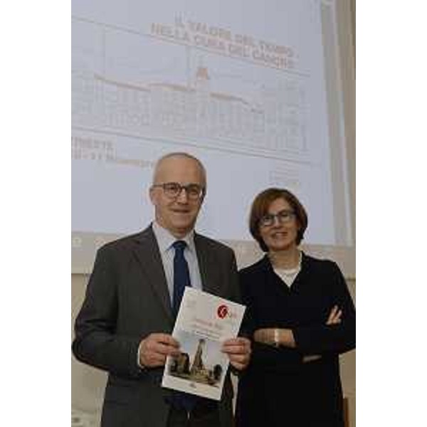 Gianpiero Fasola (Presidente Collegio Italiano Primari Oncologi Medici Ospedalieri - CIPOMO) e Alessandra Guglielmi (Coordinatrice regionale CIPOMO) alla presentazione della conferenza "Il valore del tempo nella cura del cancro" - Trieste 07/11/2017