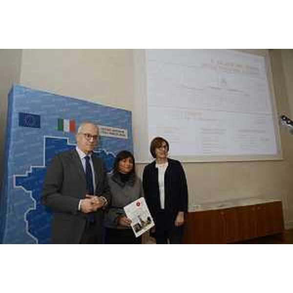 Gianpiero Fasola (Presidente Collegio Italiano Primari Oncologi Medici Ospedalieri - CIPOMO), Debora Serracchiani (Presidente Regione Friuli Venezia Giulia) e Alessandra Guglielmi (Coordinatrice regionale CIPOMO) alla presentazione della conferenza "Il valore del tempo nella cura del cancro" - Trieste 07/11/2017