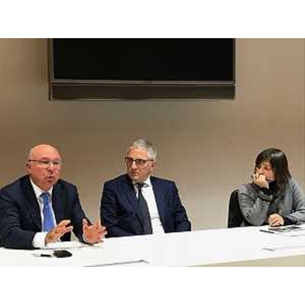 Debora Serracchiani (Presidente Regione Friuli Venezia Giulia), con Gabriele Piccini (Responsabile ex banche venete Intesa Sanpaolo) e Renzo Simonato (Direttore regionale Intesa San Paolo), all'incontro con le categorie economiche, le parti sociali e i rappresentanti di Intesa San Paolo - Udine 07/11/2017