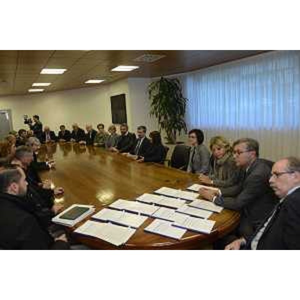 La Giunta regionale del Friuli Venezia Giulia e i presidenti delle Unioni Territoriali Intercomunali (UTI) durante la firma dei patti territoriali - Udine 10/11/2017