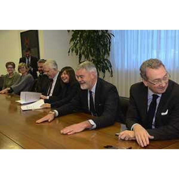 La Giunta regionale del Friuli Venezia Giulia e i presidenti delle Unioni Territoriali Intercomunali (UTI) durante la firma dei patti territoriali - Udine 10/11/2017